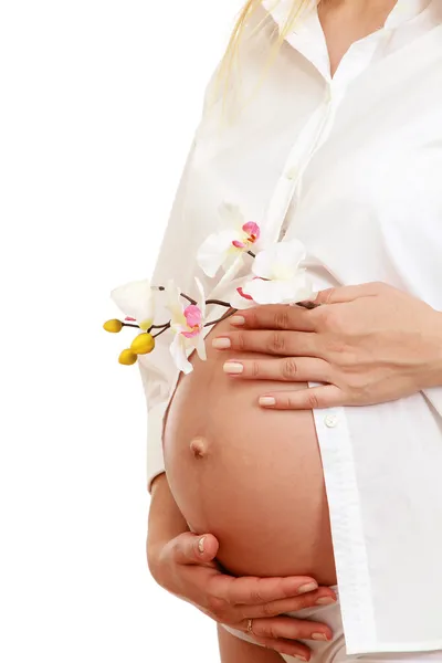 Mujer embarazada tocándose el vientre con las manos —  Fotos de Stock