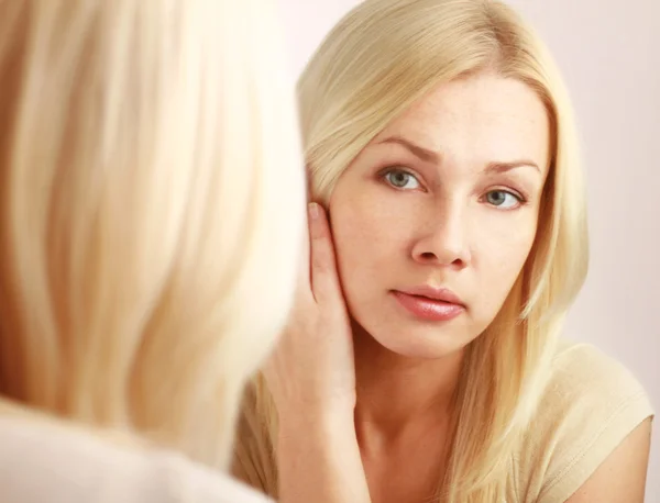 Vrouw van haar mooie huid zorg — Stockfoto