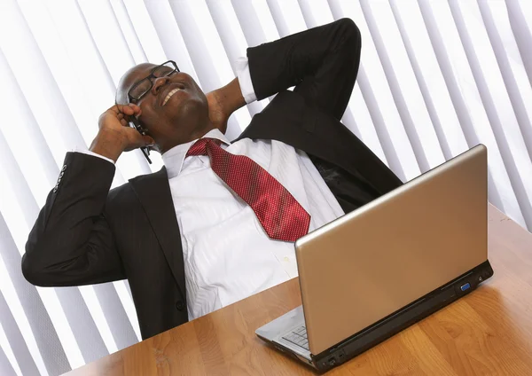 Afrikaanse Amerikaan in het kantoor — Stockfoto