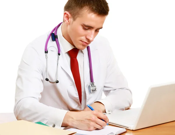 Ärztin arbeitet am Schreibtisch — Stockfoto
