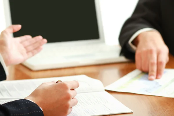 Kollegen arbeiten im Büro zusammen — Stockfoto