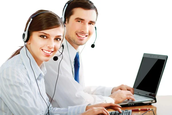 Mensen die werken in een callcenter — Stockfoto