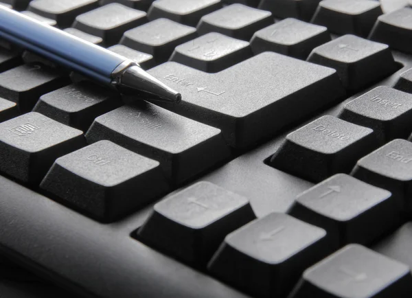 コンピューターのキーボード上のペン — ストック写真