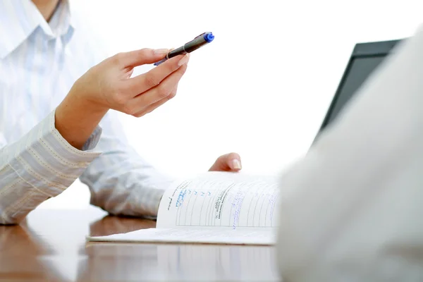 Geschäftsfrau gibt Ihnen den Stift und den Vertrag zur Unterzeichnung — Stockfoto