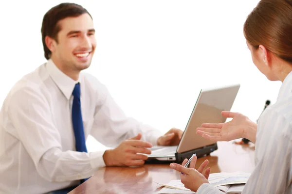 Kollegen arbeiten im Büro zusammen. — Stockfoto