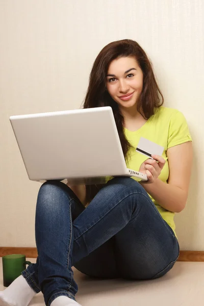 Girl with a laptop and a credit card — Stock Photo, Image