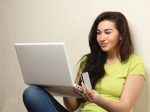 Mulher com laptop e cartão — Fotografia de Stock