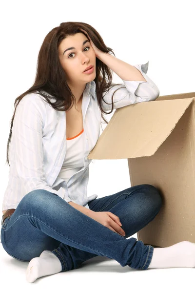 Mulher sentada no chão perto da caixa — Fotografia de Stock