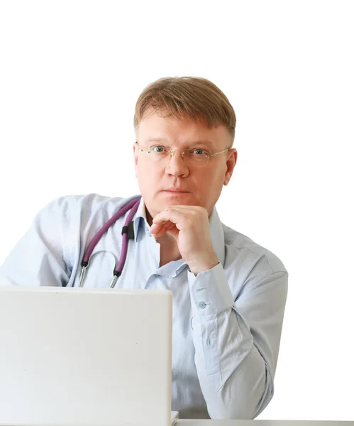 Mannelijke arts werkzaam op de arbeidsplaats — Stockfoto