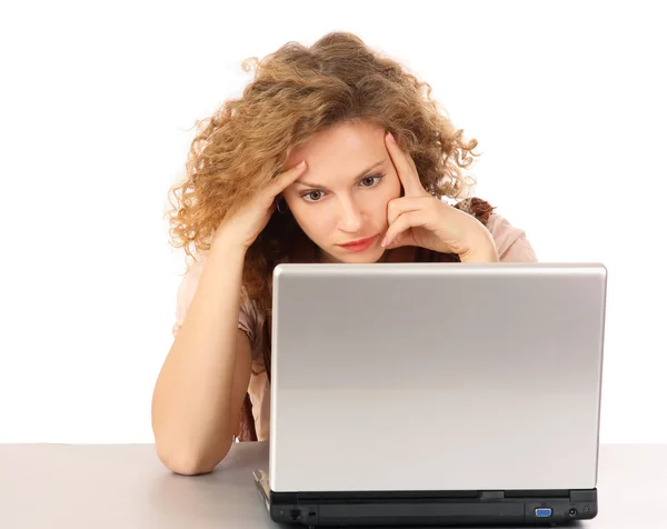 Mulher cansada na frente de um laptop — Fotografia de Stock