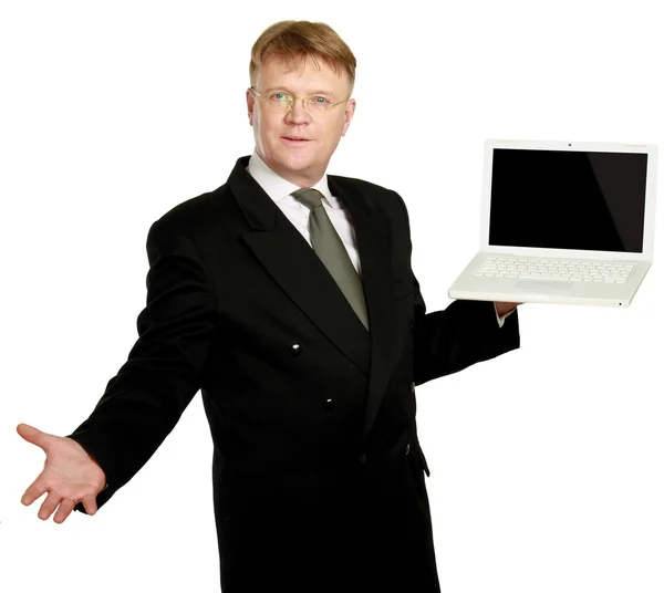 Człowiek prezentuje laptopa — Zdjęcie stockowe