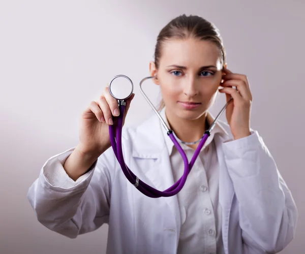 Female doctor using stethoscope — Stock Photo, Image