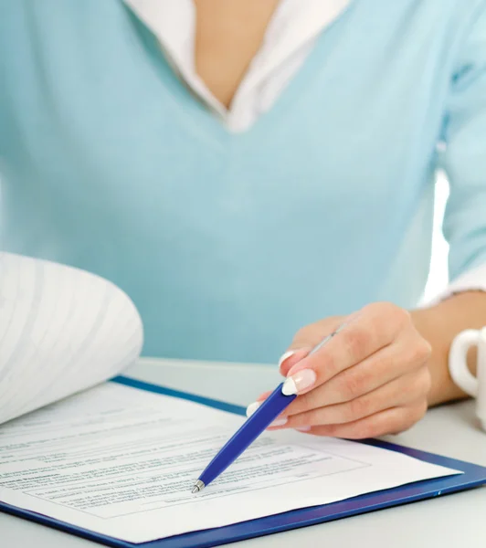 Businesswoman with pen and  contract to sign — Stock Photo, Image