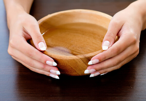 Женские руки в чаше с водой
