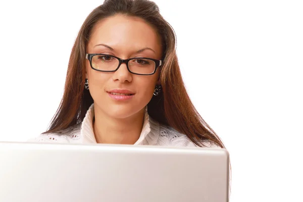 Femme portant des lunettes devant un ordinateur portable — Photo