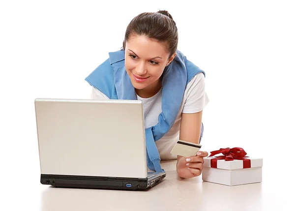 Frau mit Laptop und Kreditkarte — Stockfoto