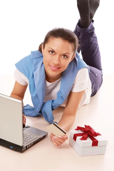 Femeie cu laptop și card de credit — Fotografie, imagine de stoc