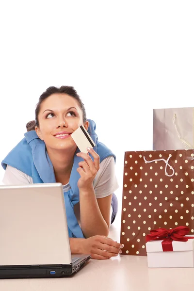 Mulher com um laptop e cartão de crédito — Fotografia de Stock