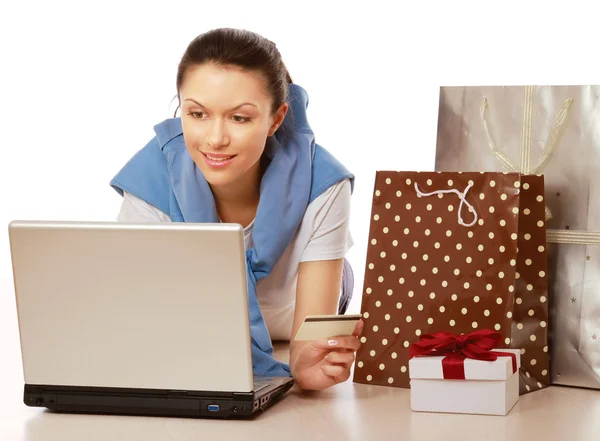 Mujer con laptop y tarjeta de crédito — Foto de Stock