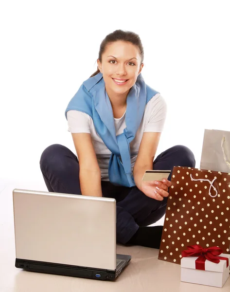 Mujer con un portátil, con una tarjeta de crédito — Foto de Stock