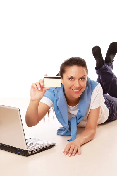 Mulher com um laptop, segurando um cartão de crédito — Fotografia de Stock