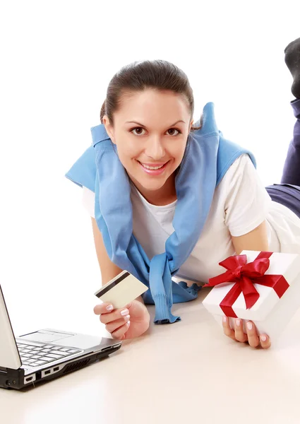 Mulher com cartão de crédito, presente e laptop — Fotografia de Stock