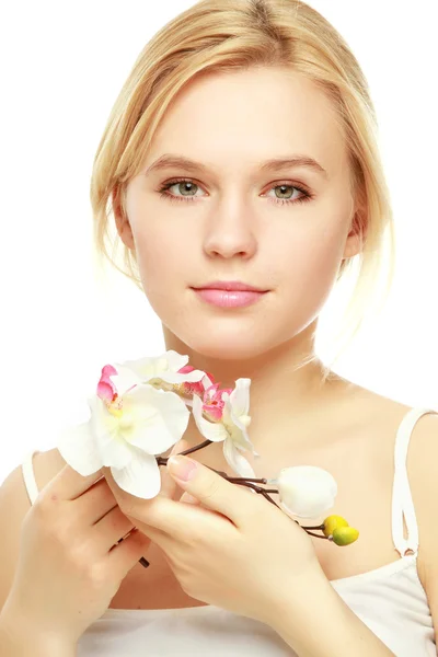 Mujer sosteniendo una flor — Foto de Stock