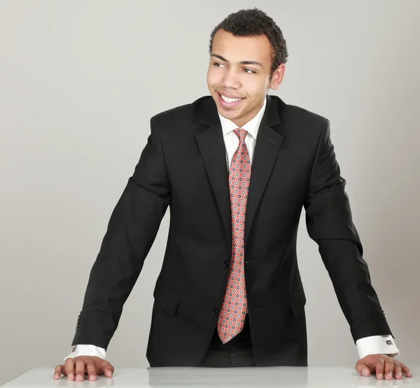 Mężczyzna stojący w pobliżu biurko — Zdjęcie stockowe