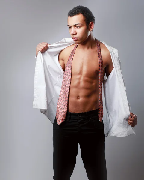 Hombre musculoso mostrando sus abdominales —  Fotos de Stock
