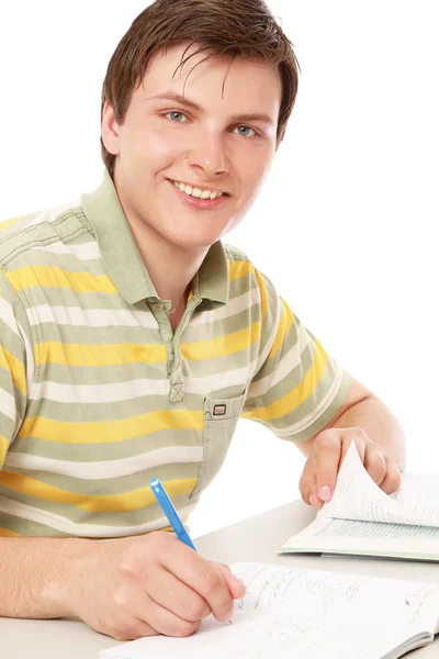 Молодой парень учится — стоковое фото