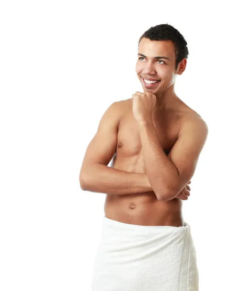 Człowiek obejmujący się z ręcznikiem — Zdjęcie stockowe
