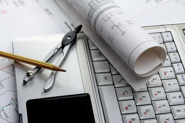 Proyecto y un portátil blanco — Foto de Stock