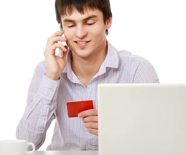 Homme avec une carte de crédit et ordinateur portable — Photo