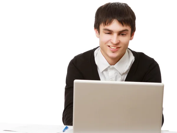 Jovem sentado na frente de um laptop — Fotografia de Stock