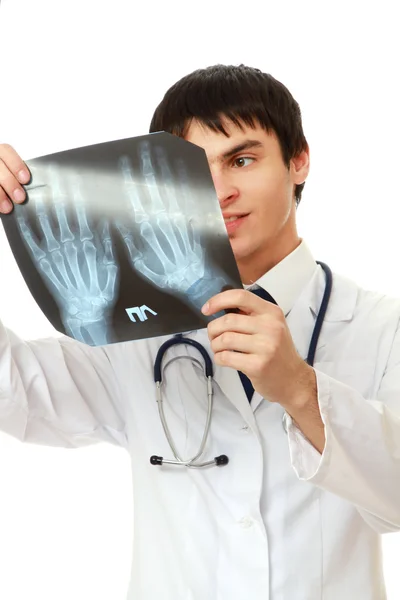 Médecin masculin avec une image radiographique — Photo