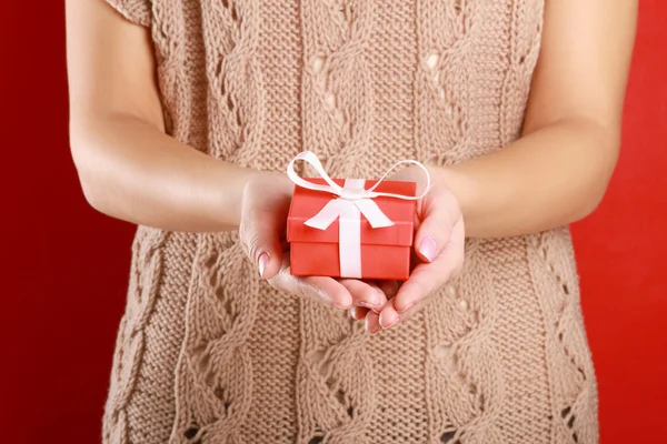 Mano femenina sosteniendo caja de regalo — Foto de Stock