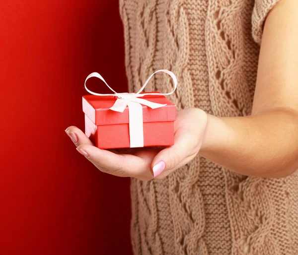 Kvinnlig hand innehav presentförpackning — Stockfoto