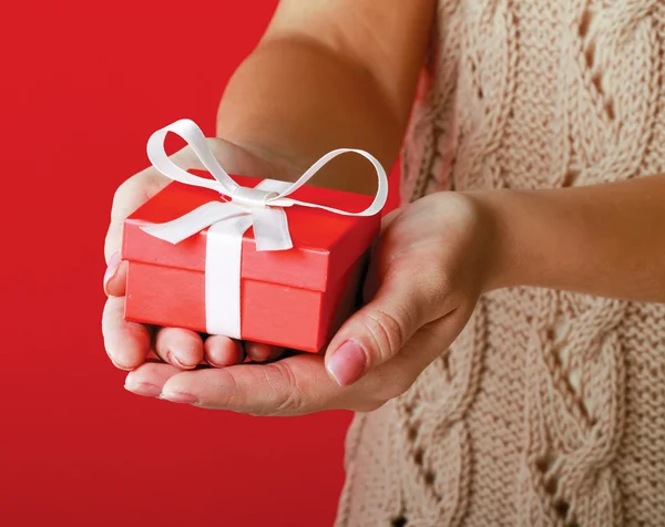 Female hand holding gift box — Stock Photo, Image