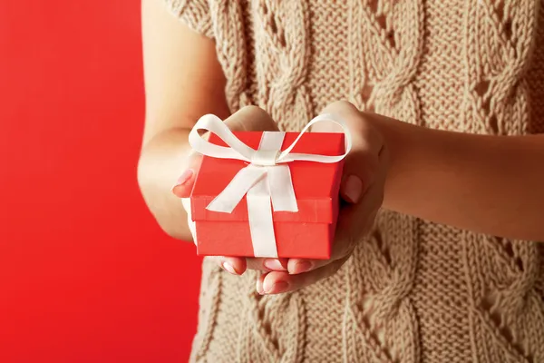 Female hand holding gift box — Stock Photo, Image