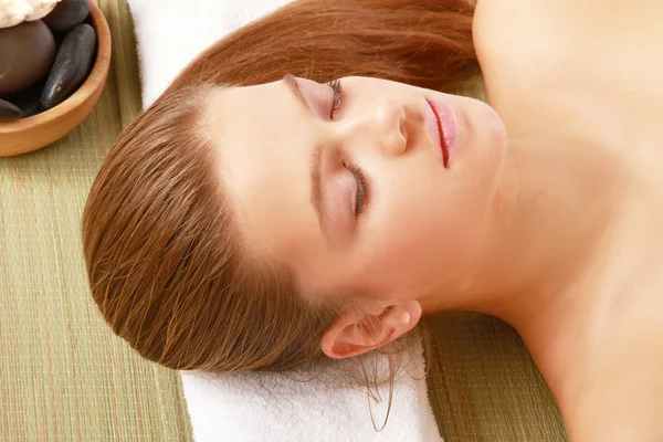 Γυναίκα είναι ξαπλωμένη κατά τη διάρκεια μια θεραπεία της spa — Φωτογραφία Αρχείου