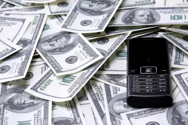 Cellulare su dollari — Foto Stock