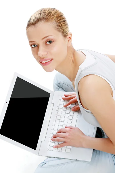 Junge Frau mit Laptop — Stockfoto