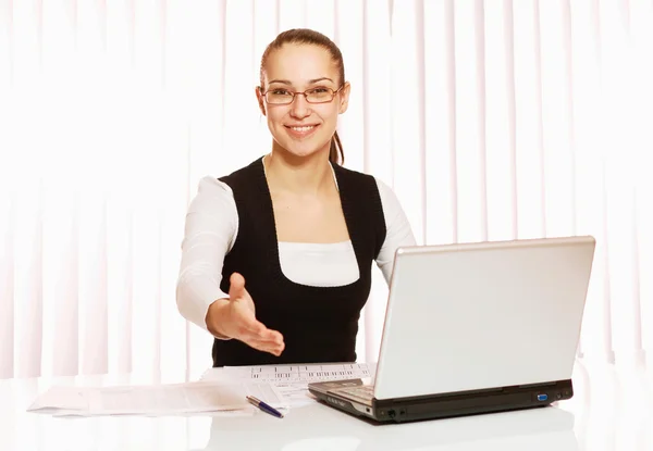 Businesswoman offers handshake — Stock fotografie