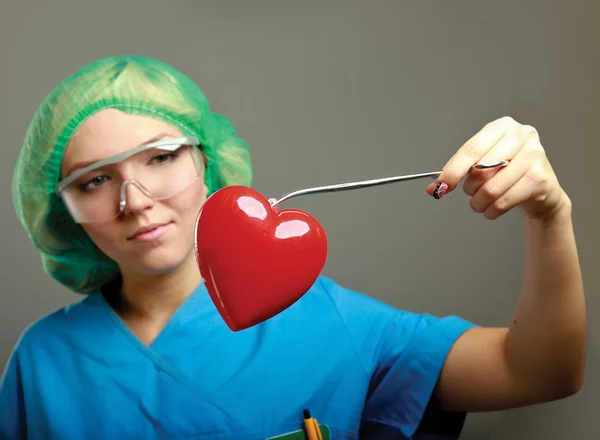Žena chirurg provádějící operaci srdce pacienta — Stock fotografie