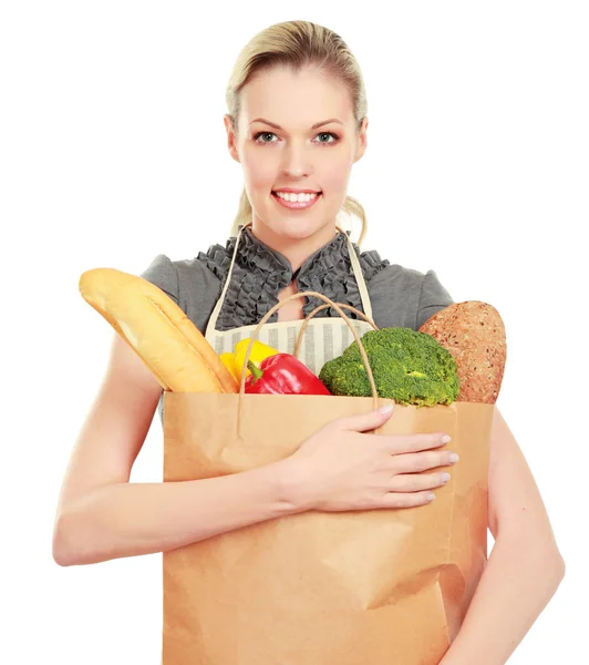 Mujer en delantal sosteniendo bolsa de comestibles — Foto de Stock