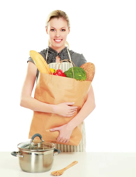 Mujer en delantal sosteniendo bolsa de comestibles — Foto de Stock