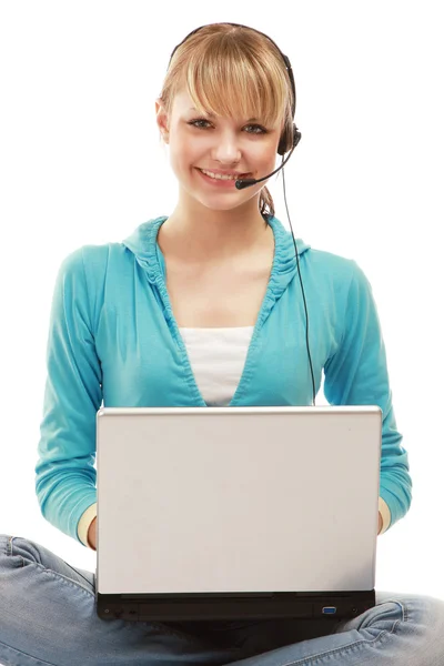 Chica con un auricular trabajando en el portátil — Foto de Stock