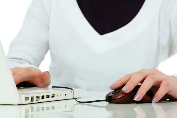 Женщина и клавиатура в офисе — стоковое фото