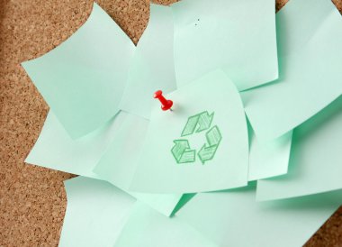 geri dönüşüm işareti olan notlar