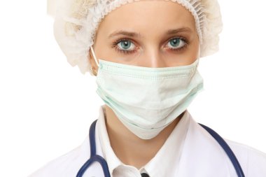 Sargı bezi giyen kadın doktor